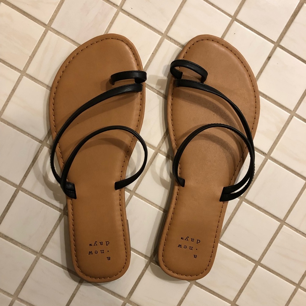 Selling my black straps Sandals from target. Size 6,5
